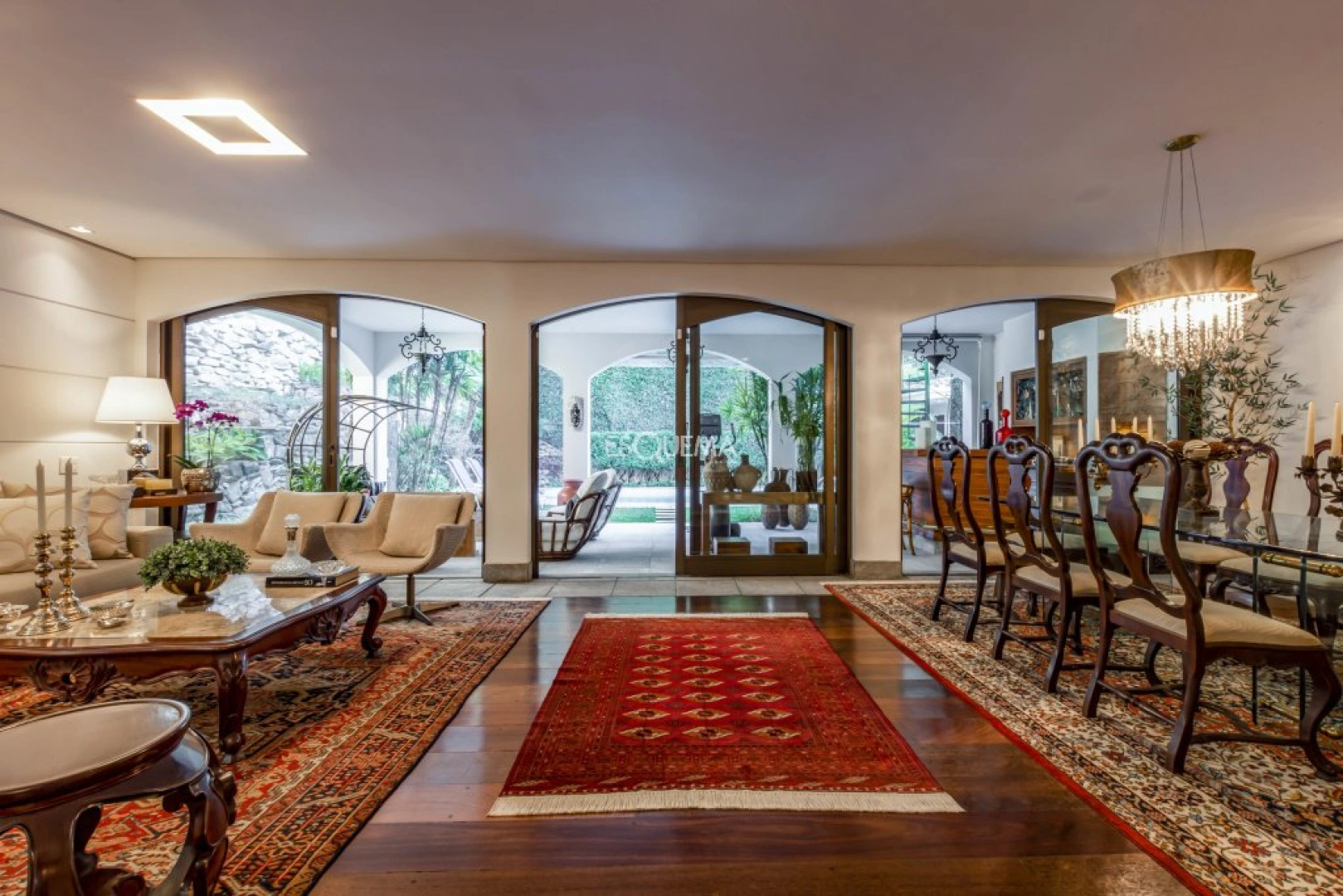 Casa bem localizada com jardim e piscina - Imagem 6
