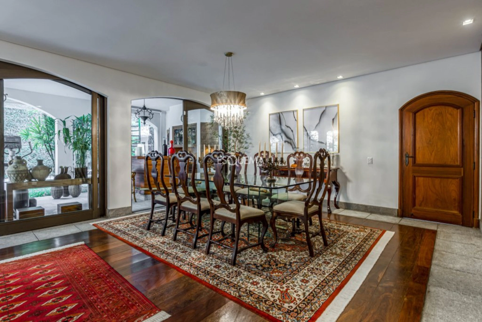 Casa bem localizada com jardim e piscina - Imagem 7