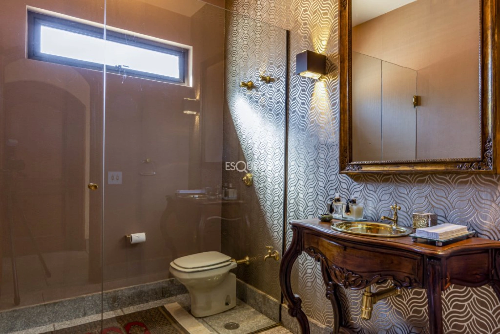 Casa bem localizada com jardim e piscina - Imagem 9
