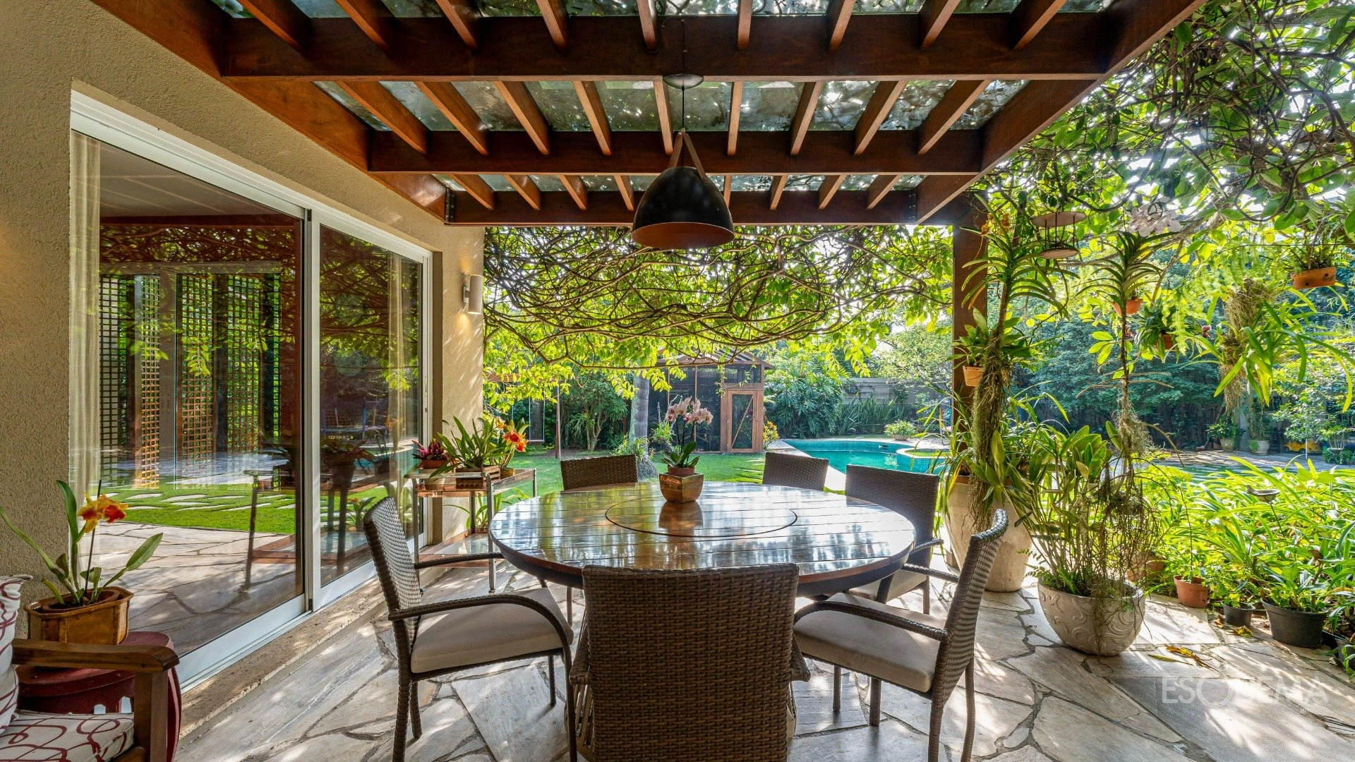 Casa projetada em meio a agradável jardim - Imagem 12