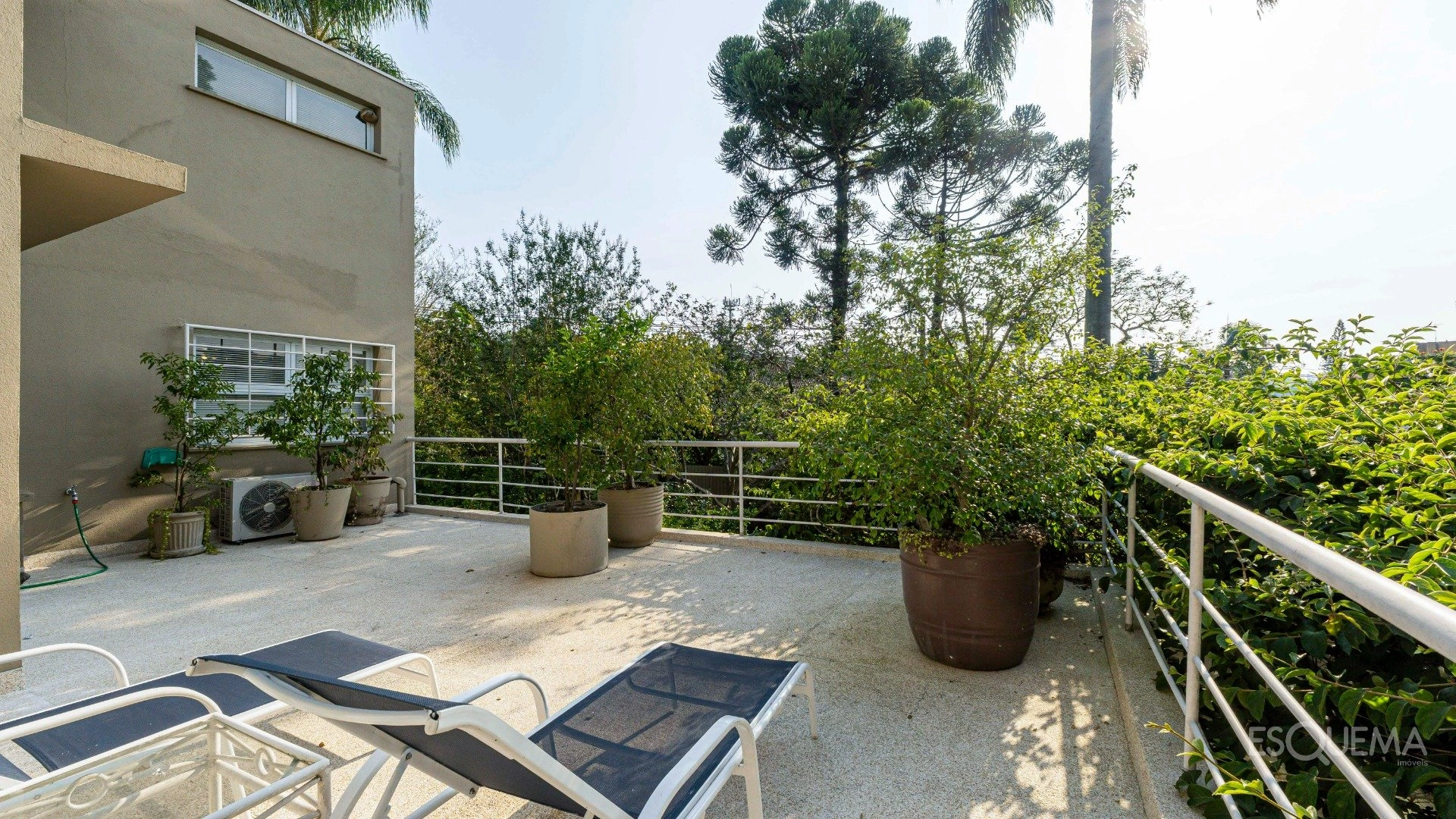 Casa projetada em meio a agradável jardim - Imagem 14