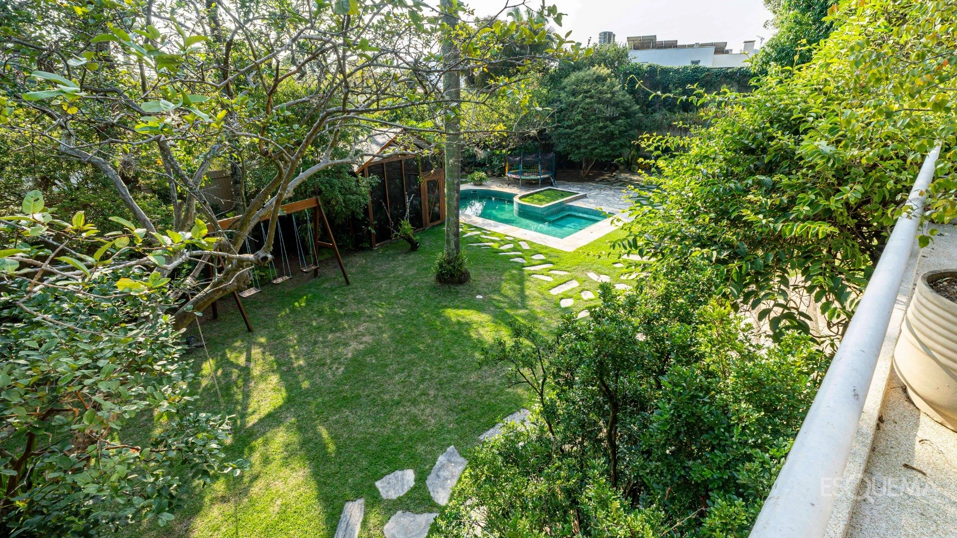 Casa projetada em meio a agradável jardim - Imagem 15