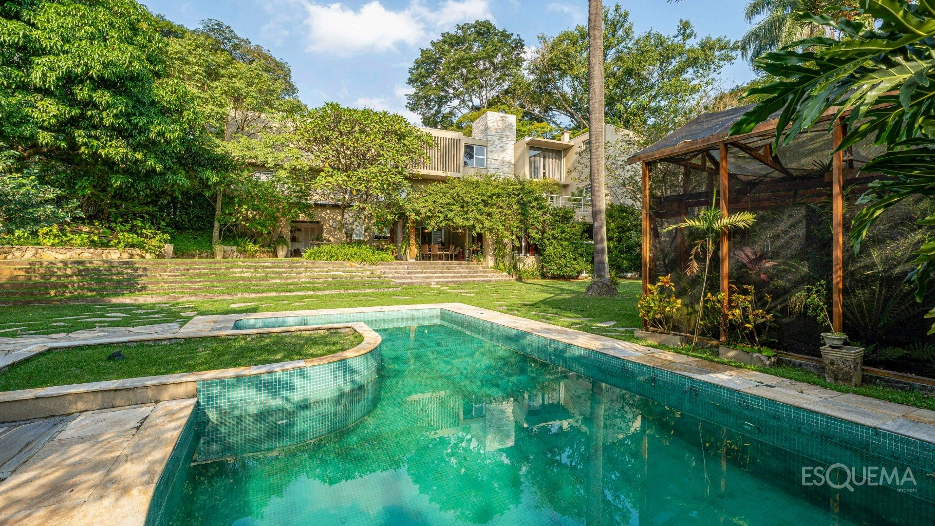 Casa projetada em meio a agradável jardim - Imagem 1