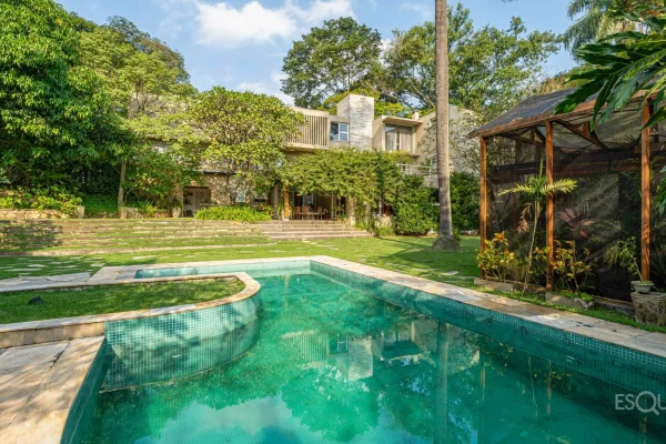 Casa projetada em meio a agradável jardim