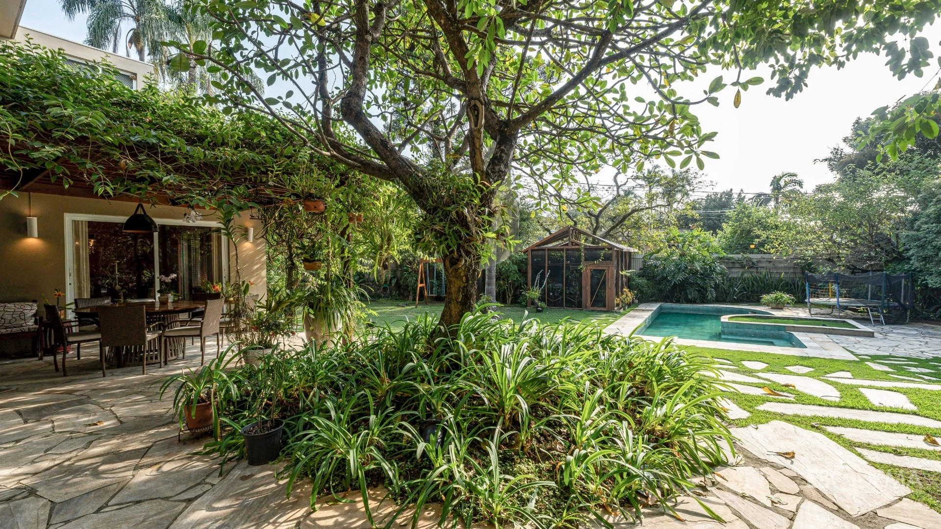 Casa projetada em meio a agradável jardim - Imagem 2