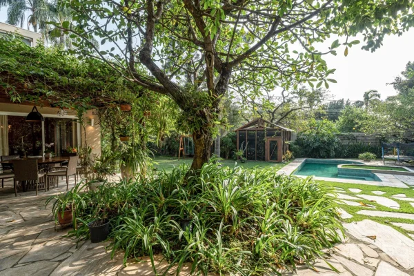 Casa projetada em meio a agradável jardim