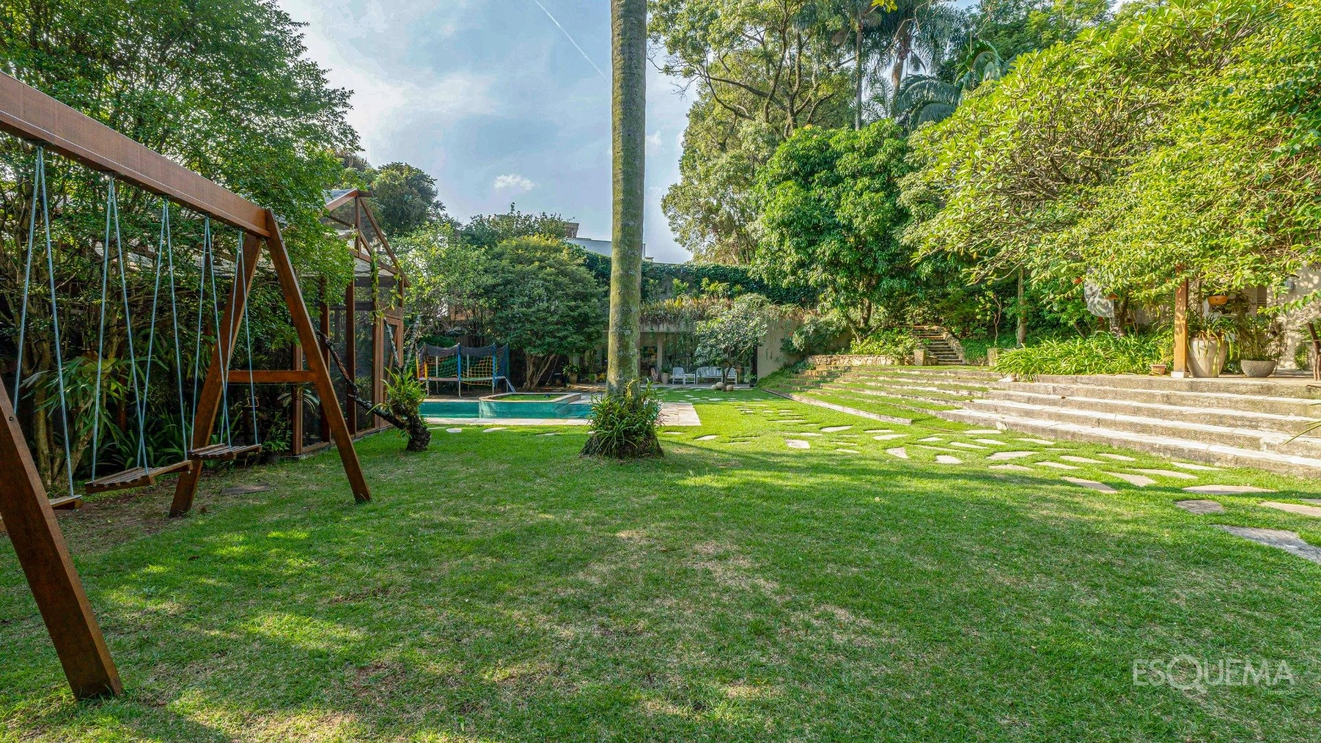 Casa projetada em meio a agradável jardim - Imagem 3