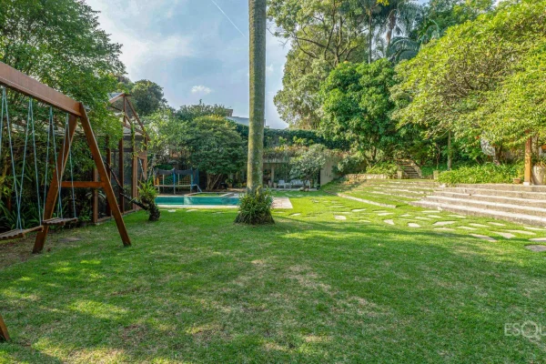 Casa projetada em meio a agradável jardim