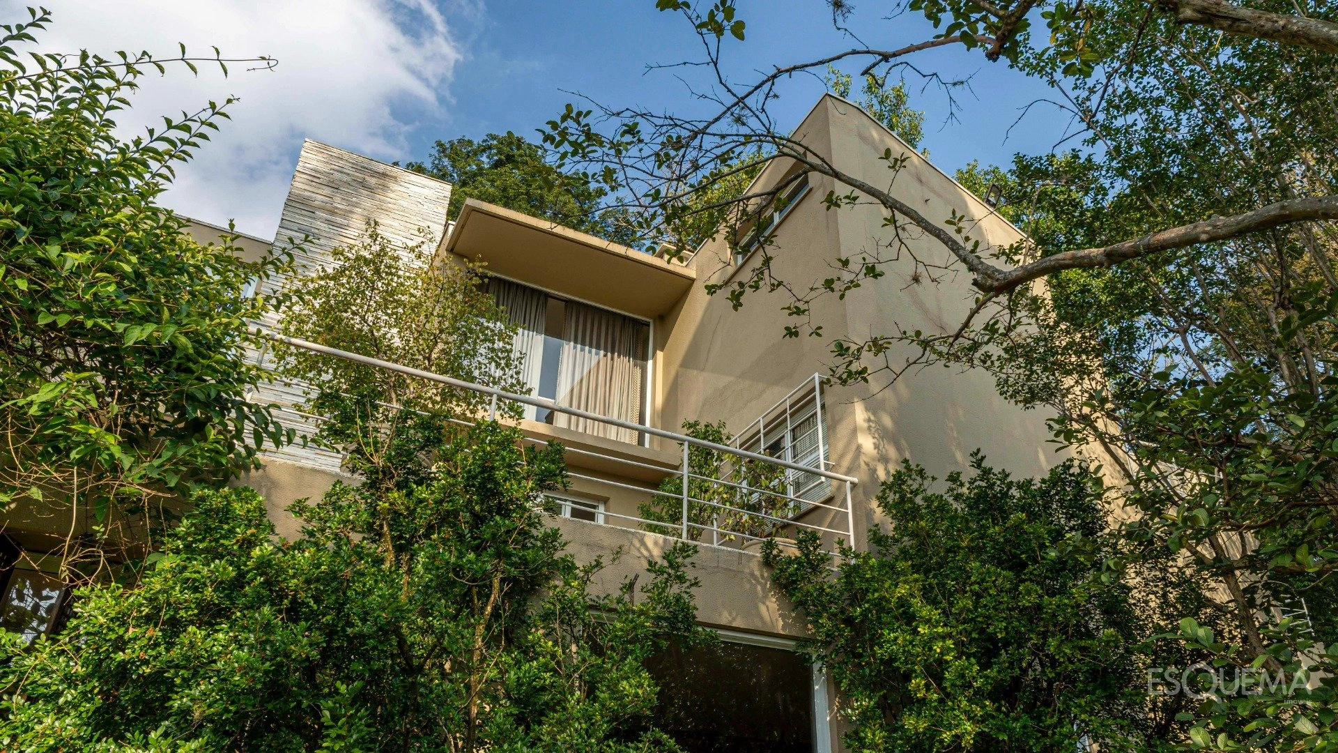 Casa projetada em meio a agradável jardim - Imagem 4