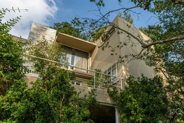 Casa projetada em meio a agradável jardim
