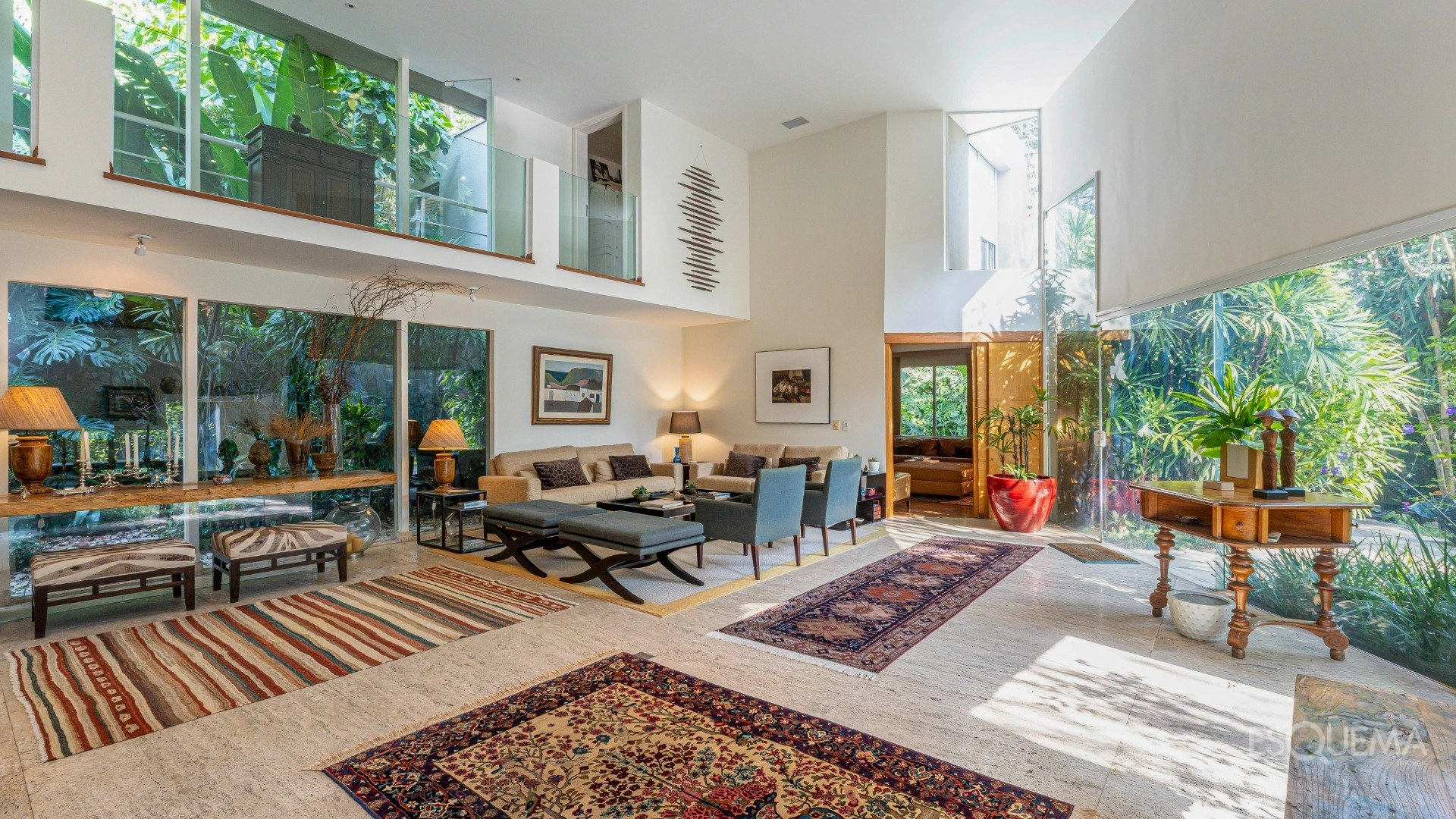 Casa projetada em meio a agradável jardim - Imagem 5