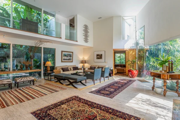 Casa projetada em meio a agradável jardim