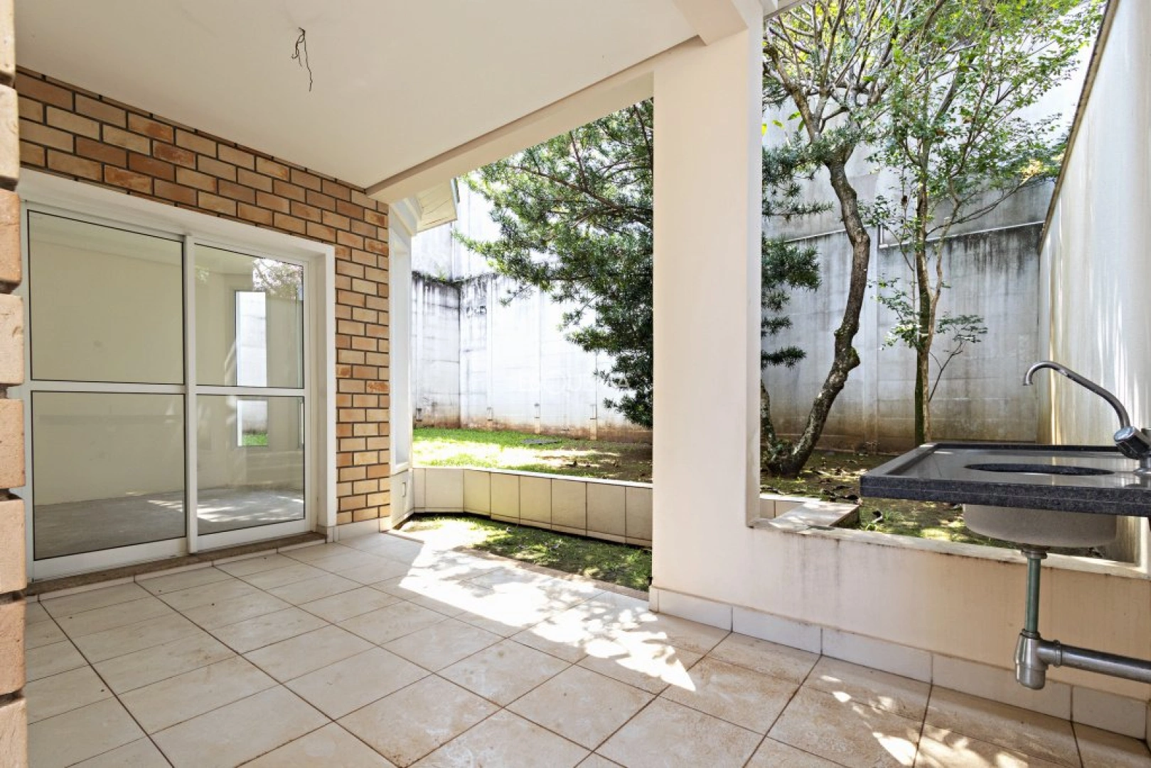 Casa em rua tranquila em condomínio fechado - Imagem 2