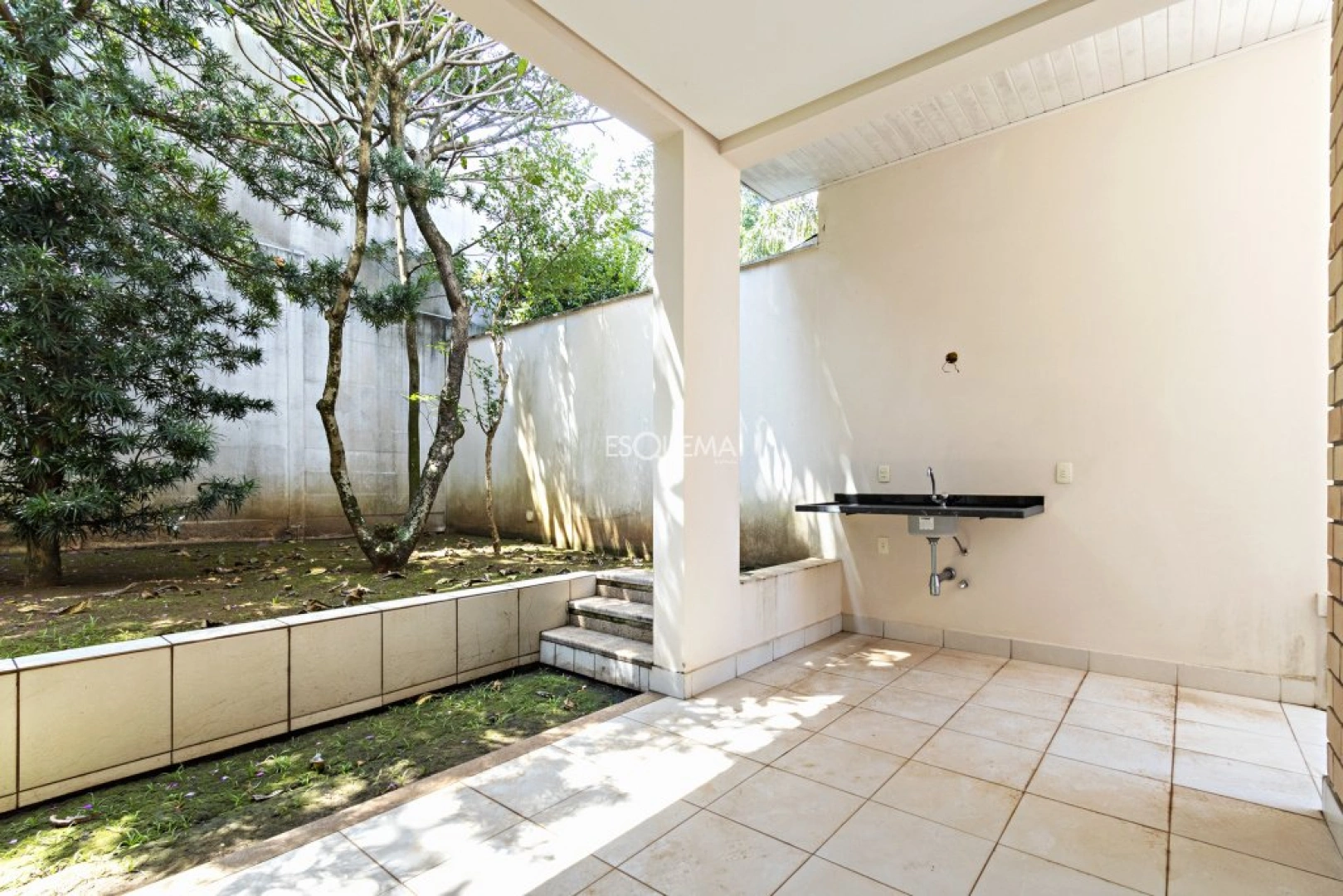 Casa em rua tranquila em condomínio fechado - Imagem 3