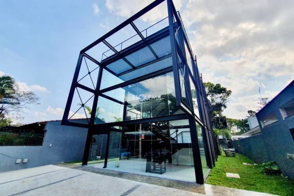 Prédio comercial com projeto moderno