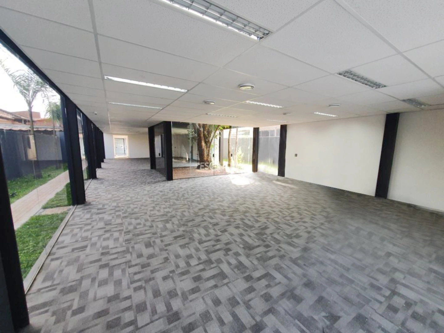 Prédio comercial com projeto moderno - Imagem 5