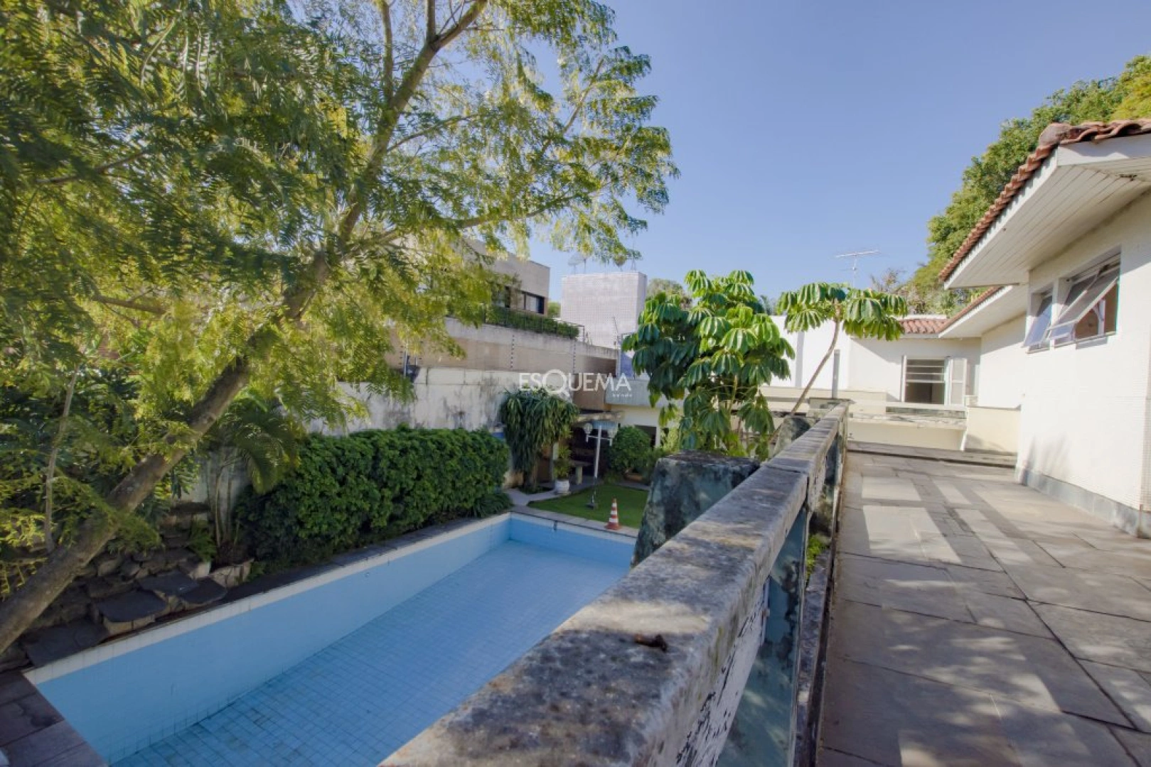Casa em localização privilegiada com potencial para reforma - Imagem 13