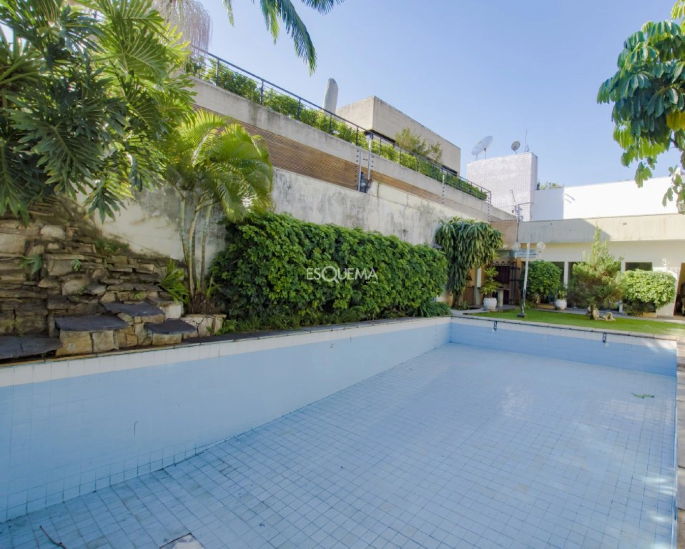 Casa em localização privilegiada com potencial para reforma - Imagem 2