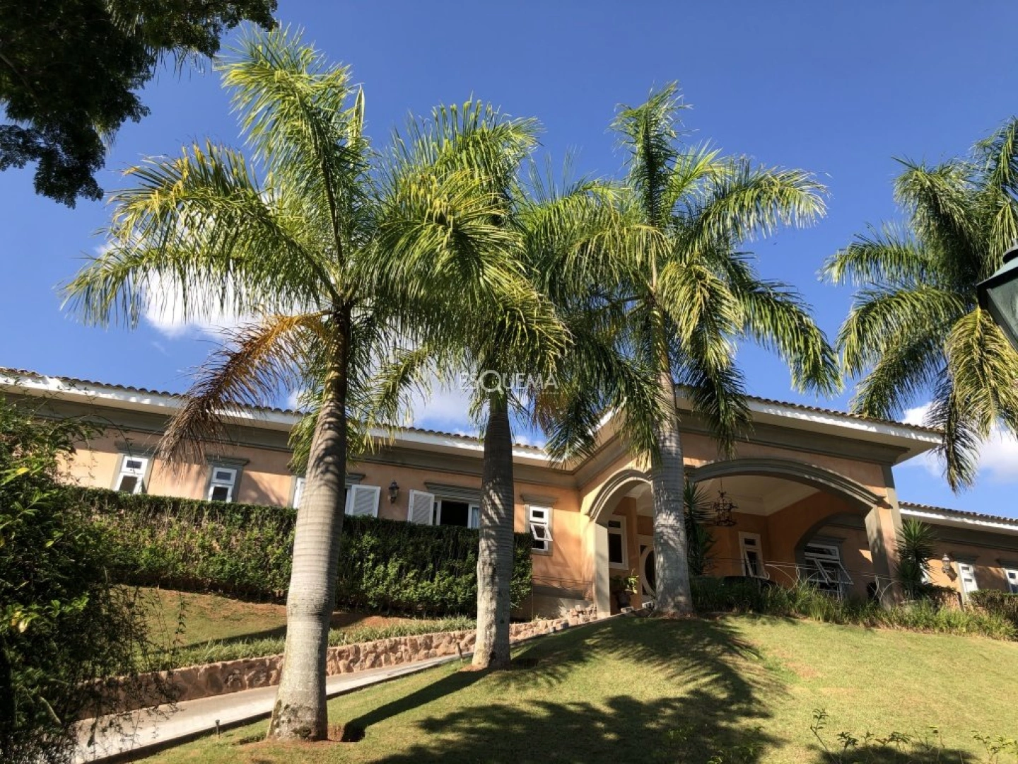 Estilo colonial em terreno bem aproveitado - Imagem 1