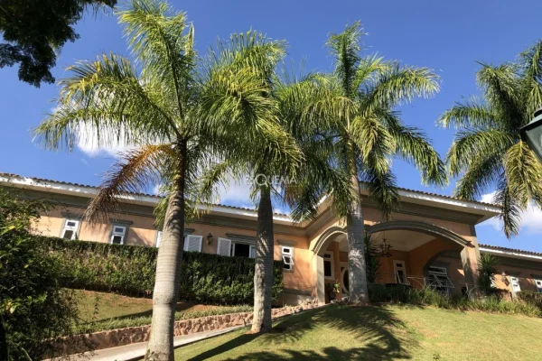Estilo colonial em terreno bem aproveitado