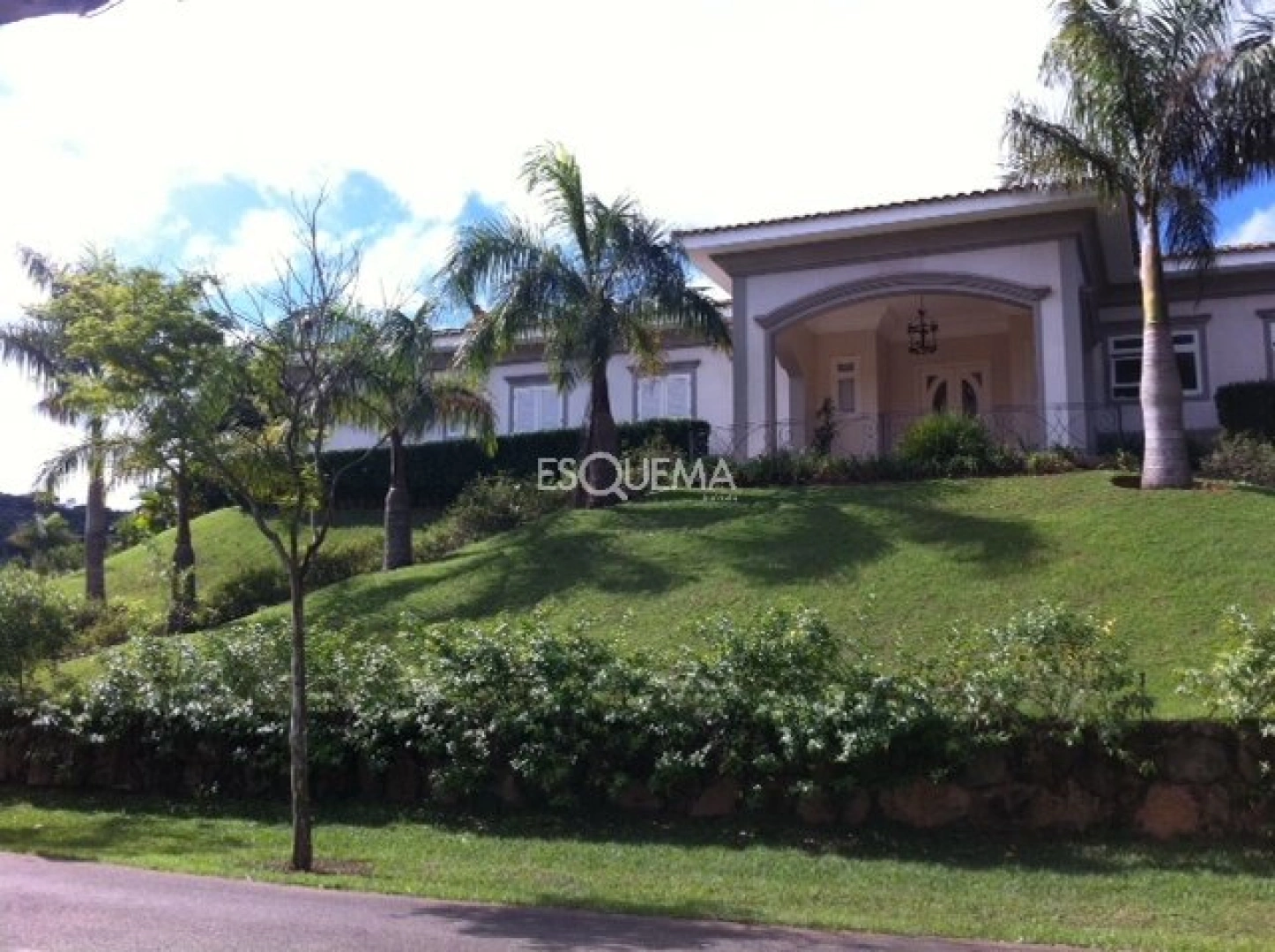 Estilo colonial em terreno bem aproveitado - Imagem 3
