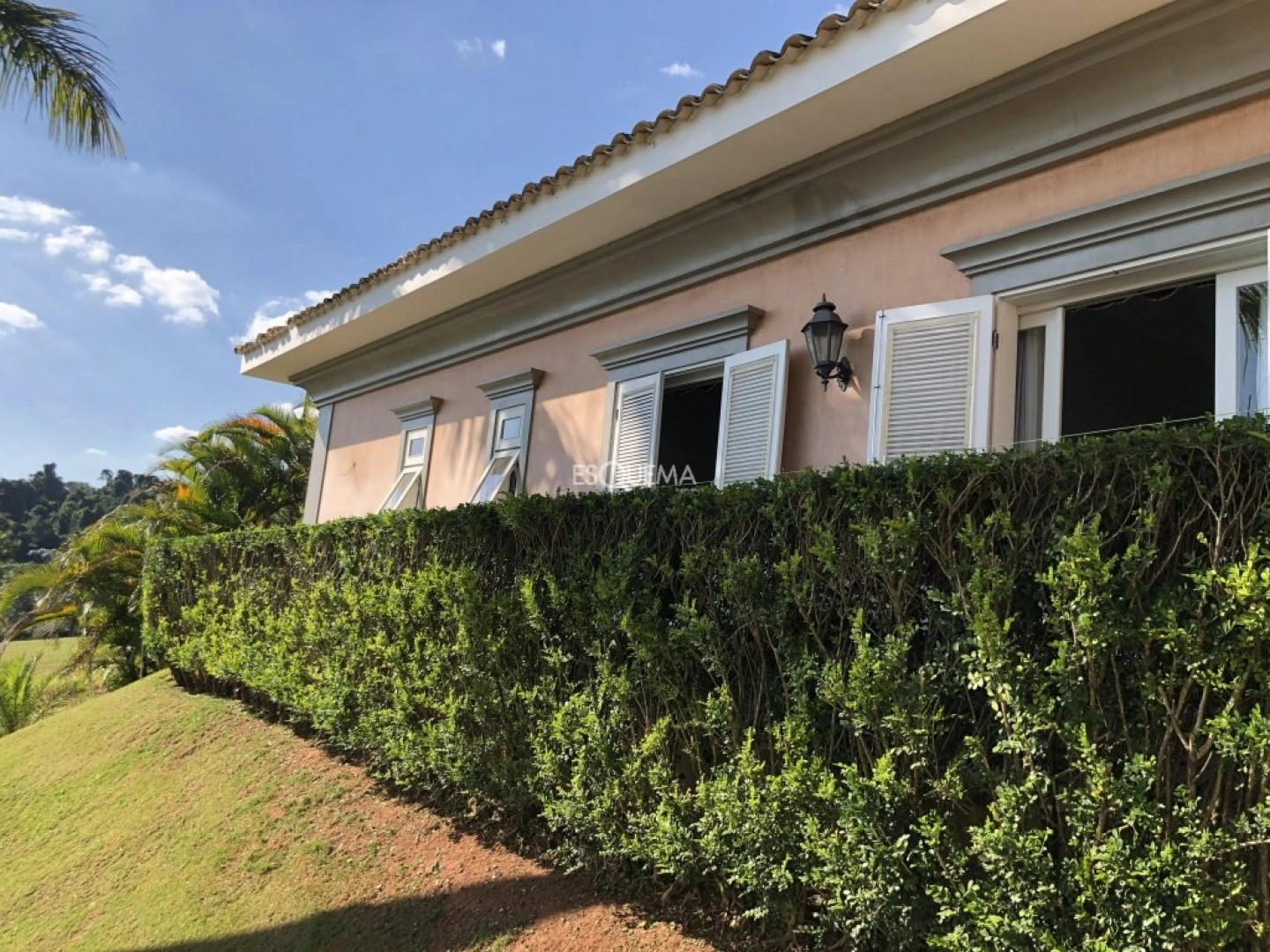 Estilo colonial em terreno bem aproveitado - Imagem 5