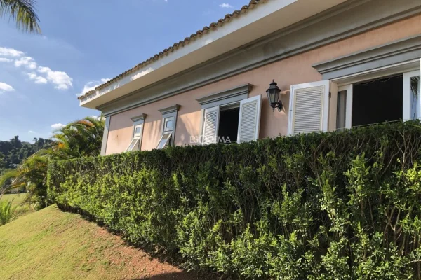 Estilo colonial em terreno bem aproveitado