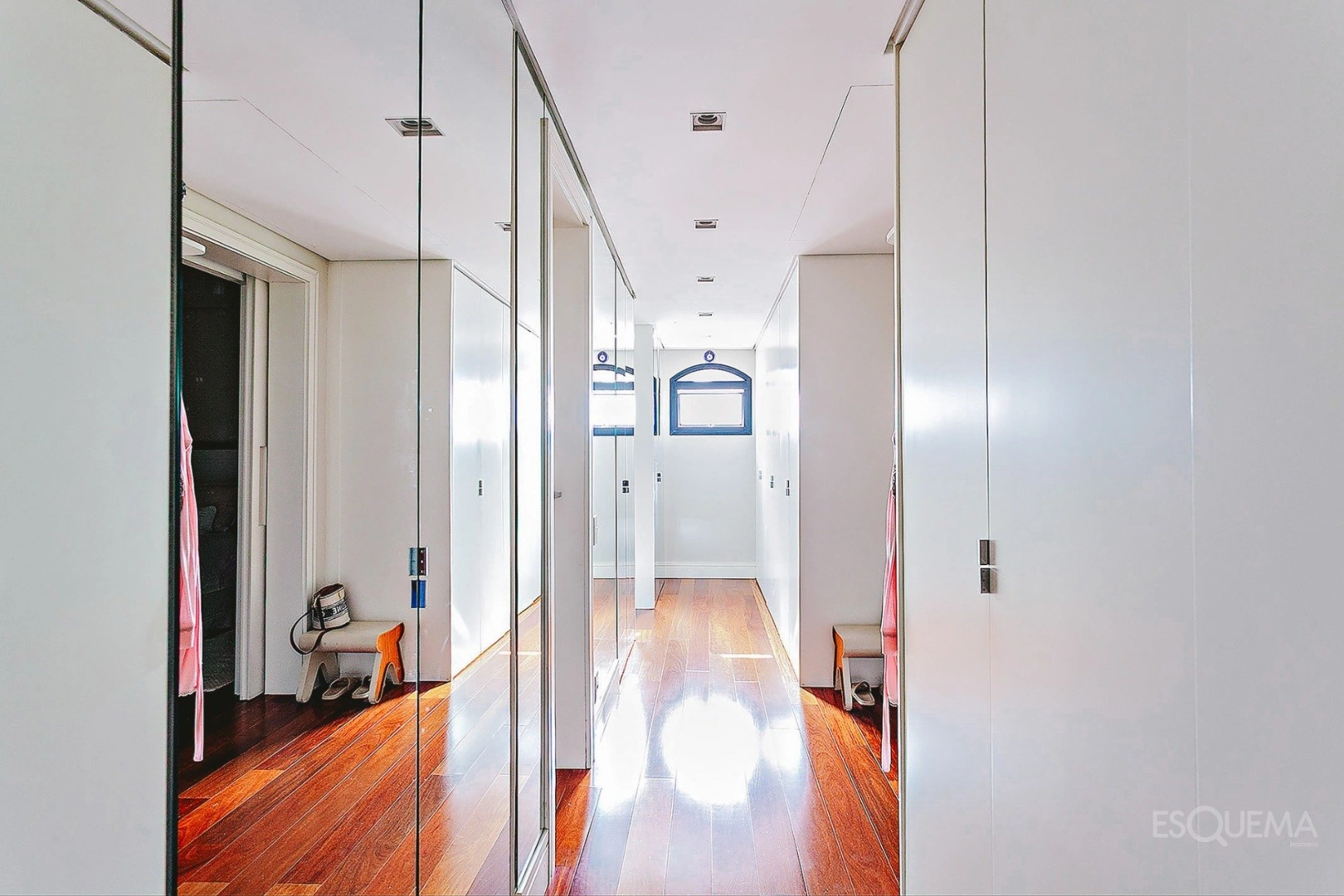 Pé-direito duplo, elevador privativo e três varandas integradas à luz natural - Imagem 12