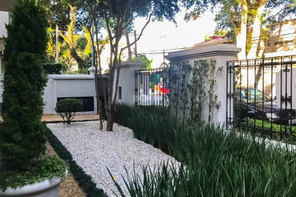 Casa comercial reformada em ótima localização