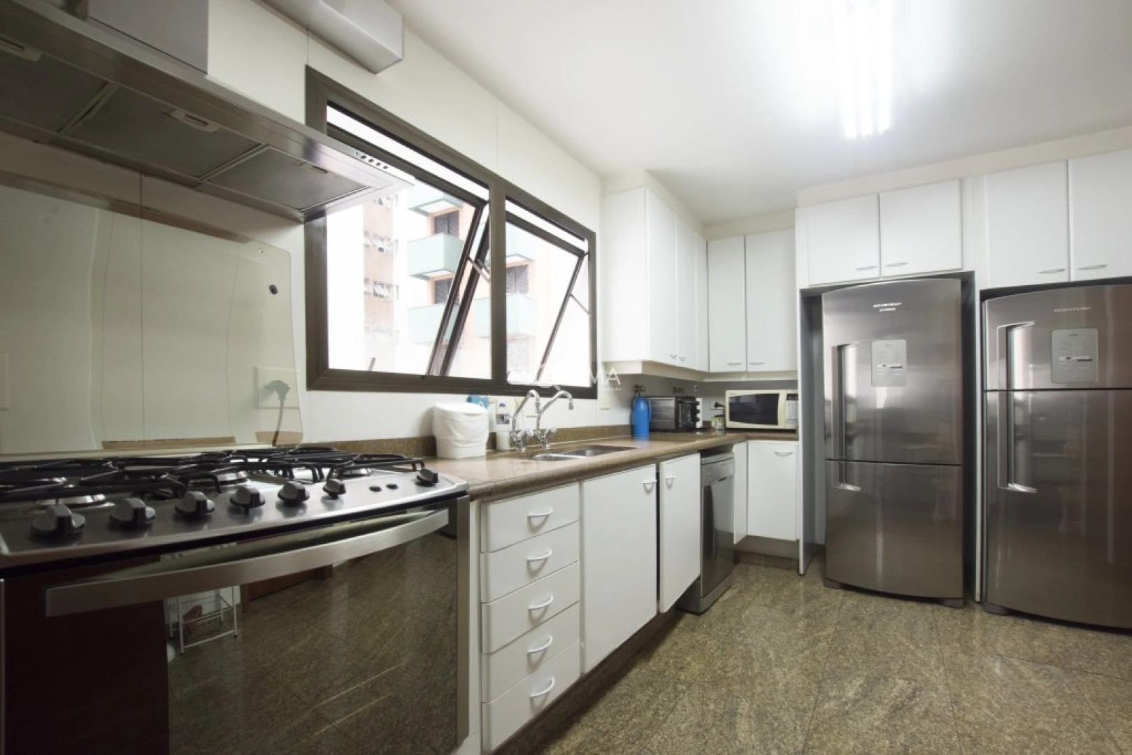 Amplo duplex em prédio cobiçado - Imagem 7