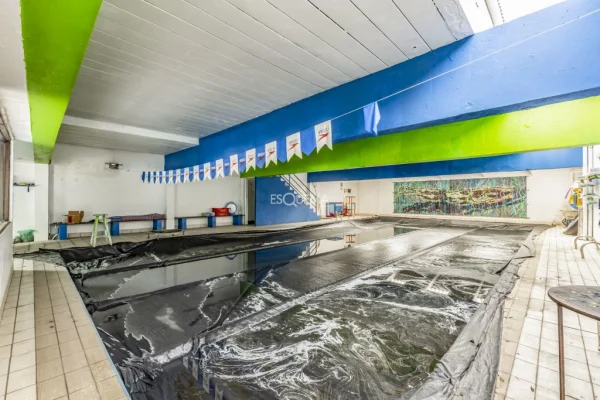 Prédio comercial com três pavimentos