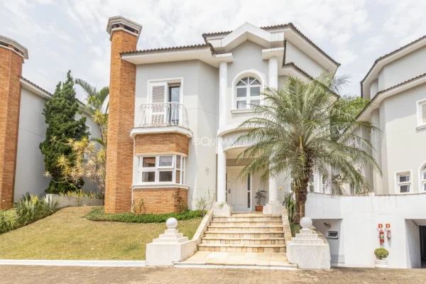 Casa em condomínio com jardim