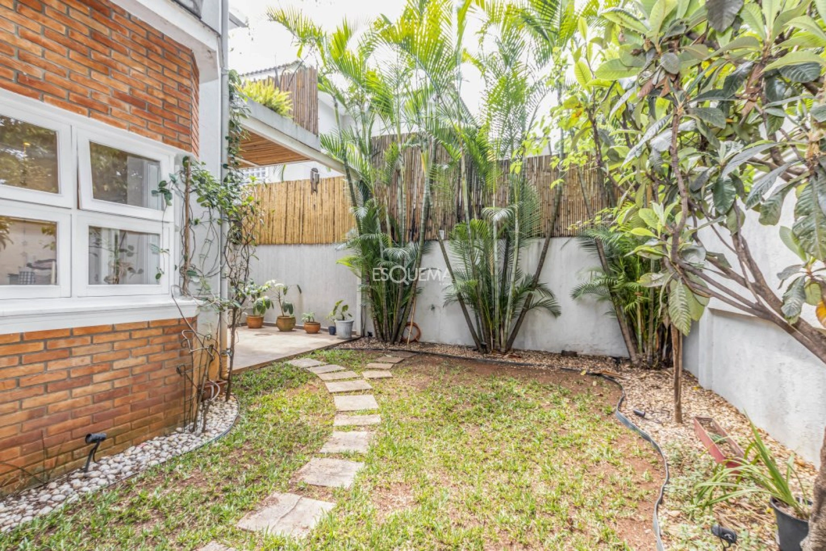 Casa em condomínio com jardim - Imagem 2