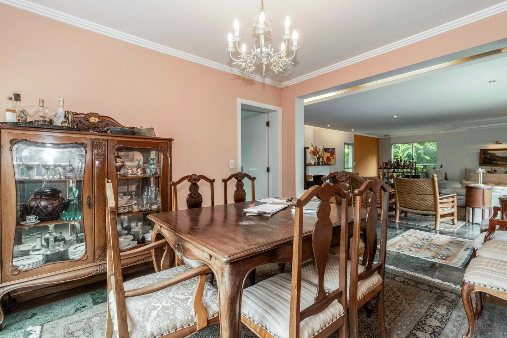 Casa com amplo espaço em rua fechada - Imagem 11