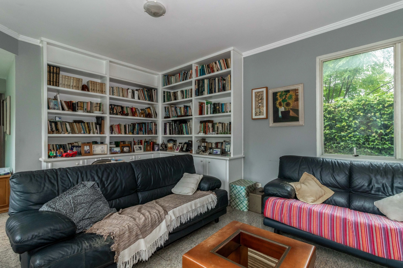 Casa com amplo espaço em rua fechada - Imagem 13