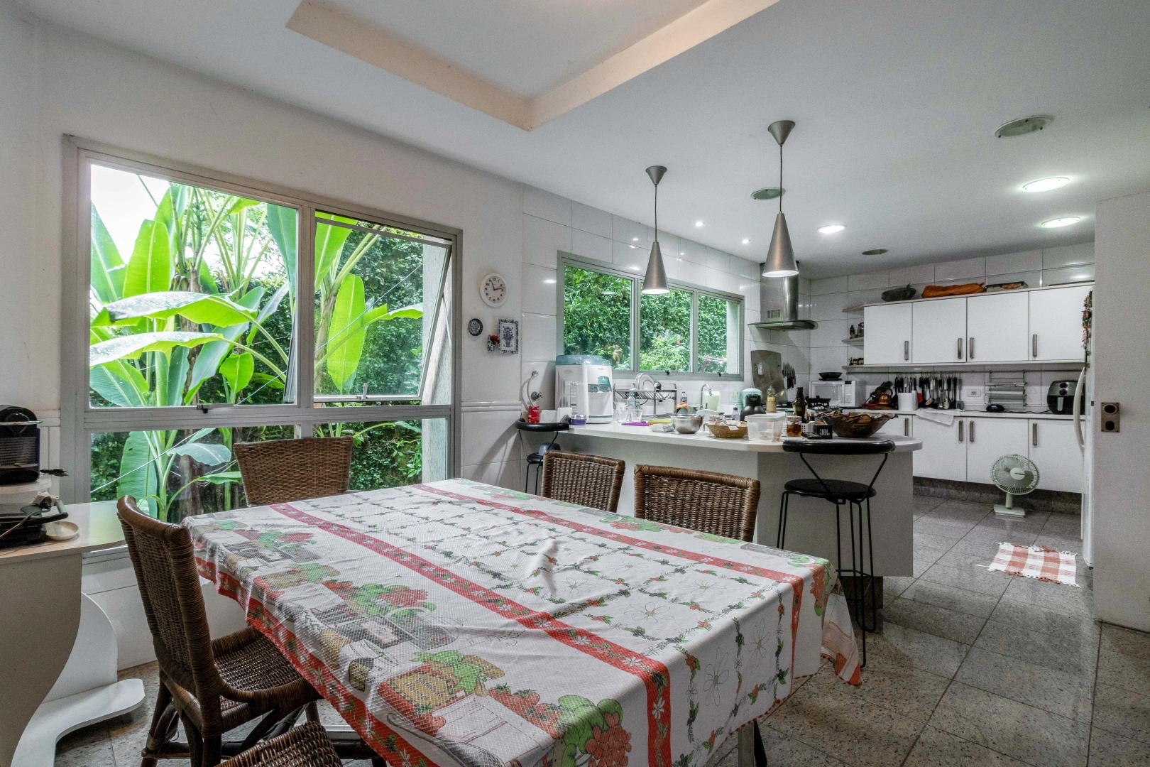 Casa com amplo espaço em rua fechada - Imagem 14