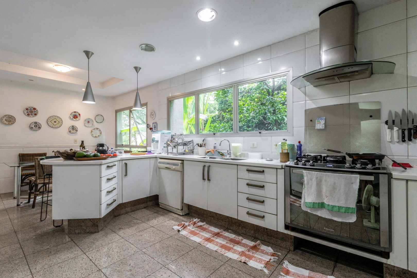 Casa com amplo espaço em rua fechada - Imagem 15