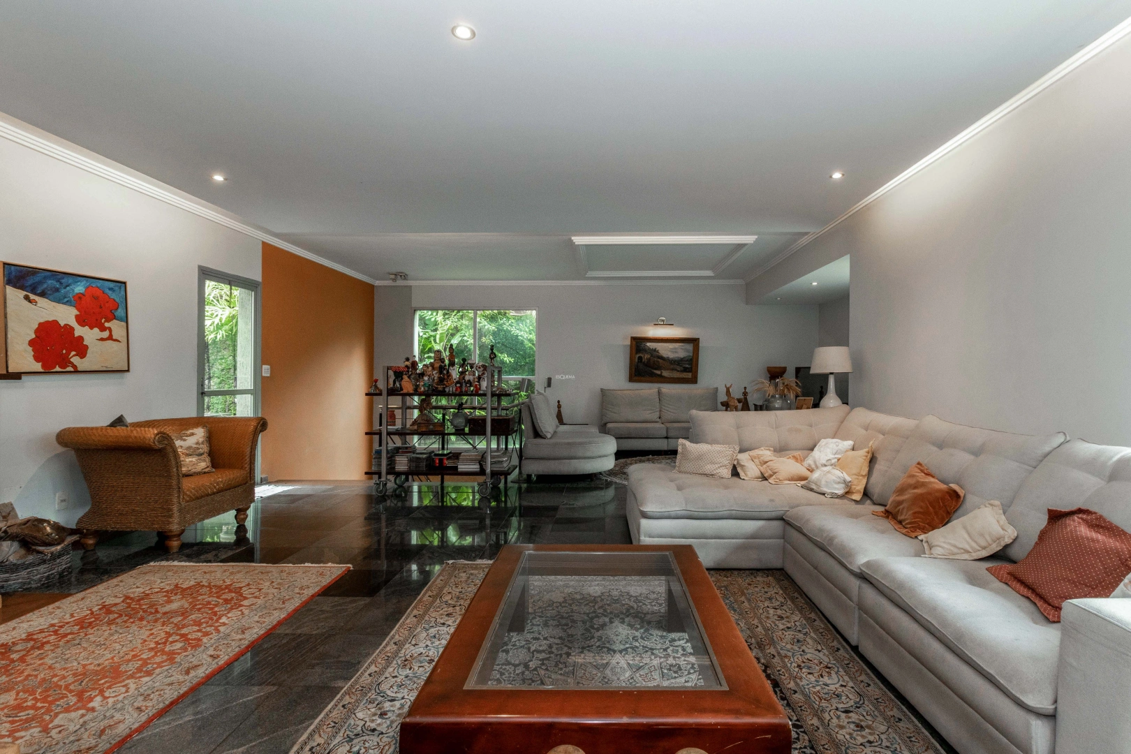 Casa com amplo espaço em rua fechada - Imagem 1