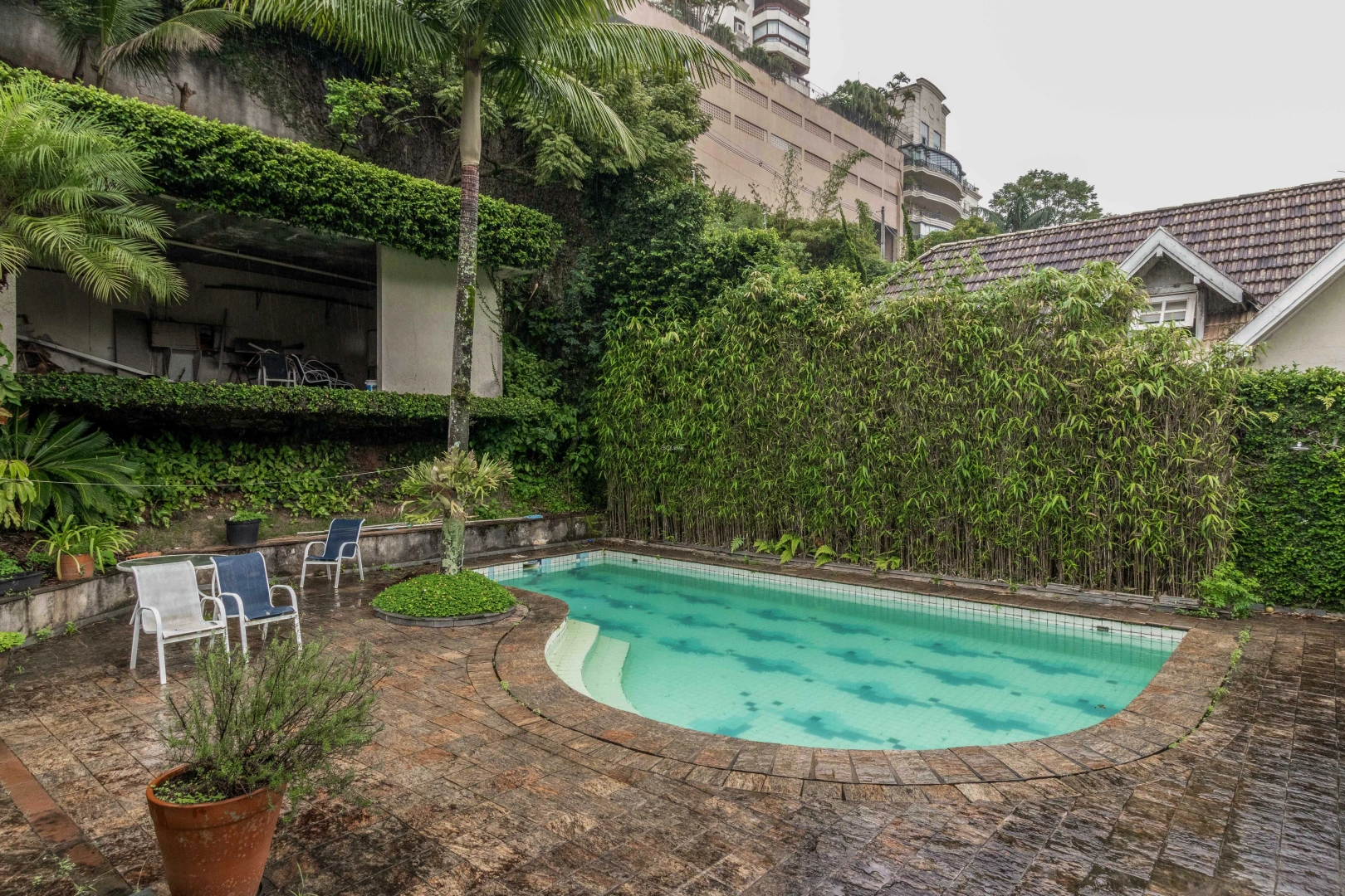 Casa com amplo espaço em rua fechada - Imagem 2