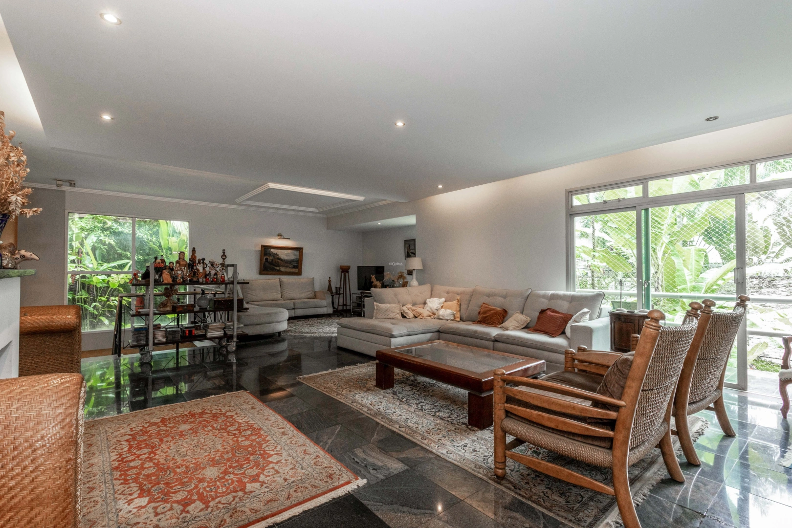 Casa com amplo espaço em rua fechada - Imagem 3