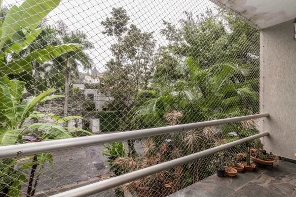 Casa com amplo espaço em rua fechada