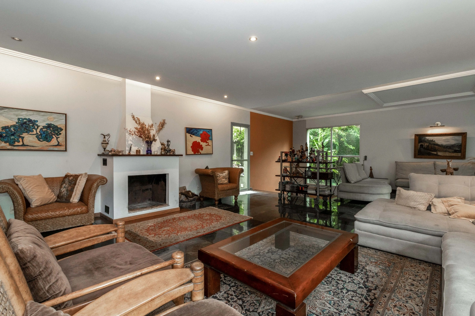Casa com amplo espaço em rua fechada - Imagem 5