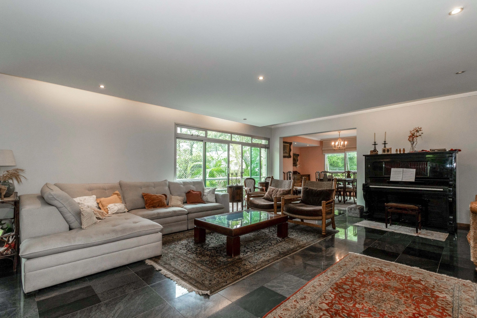 Casa com amplo espaço em rua fechada - Imagem 6