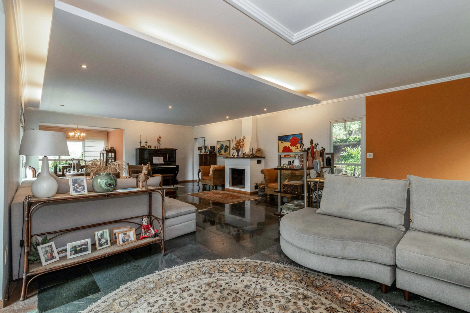 Casa com amplo espaço em rua fechada - Imagem 8