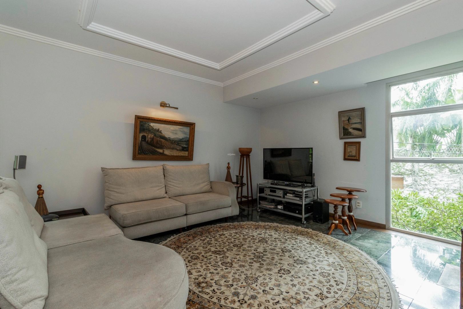 Casa com amplo espaço em rua fechada - Imagem 9