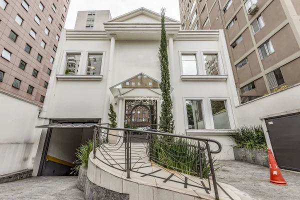 Casa comercial reformada para venda ou locação no Jardim Paulista