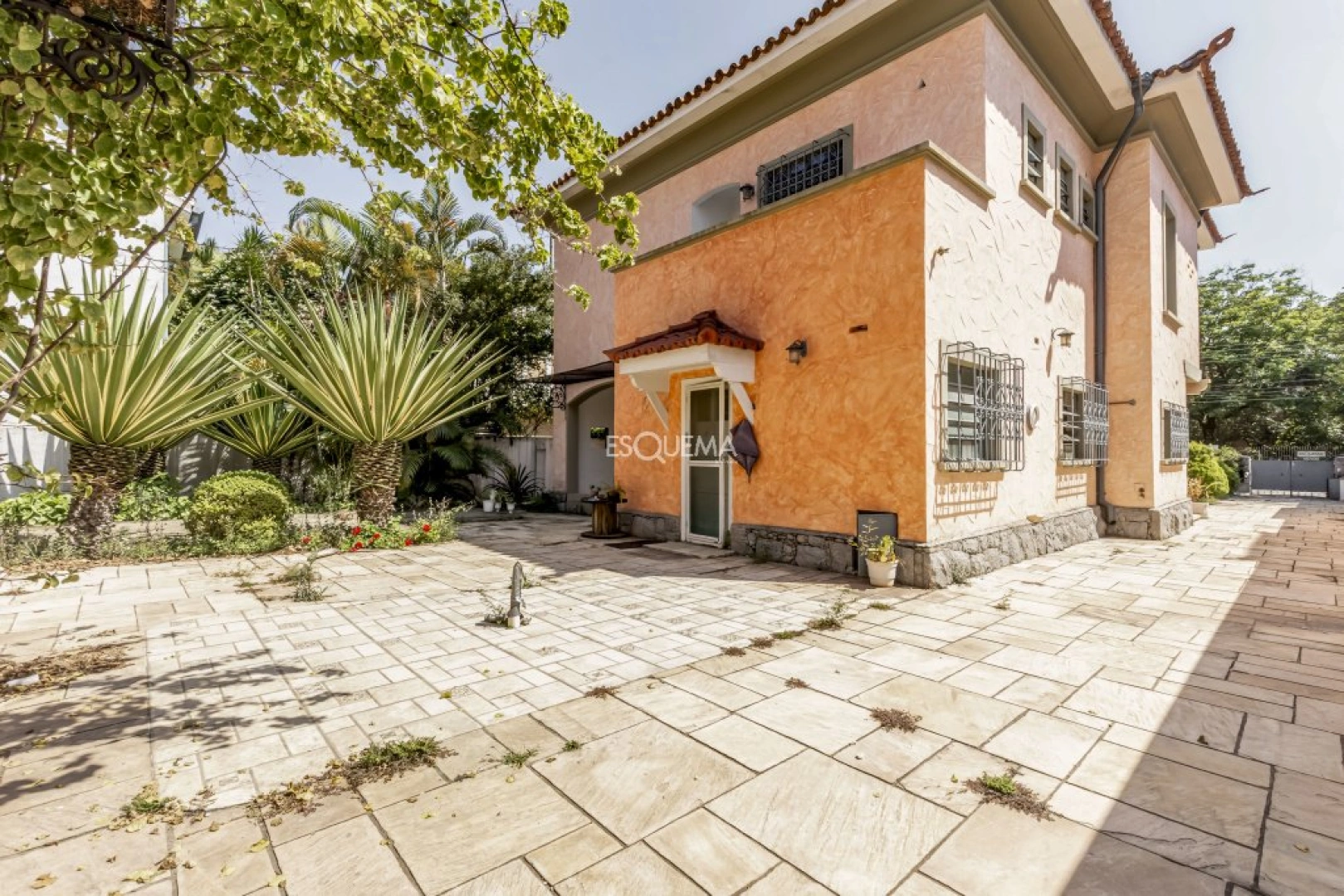 Casa em rua tranquila e arborizada - Imagem 2