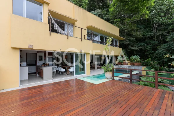 Casa com reforma impecável no condomínio Sítio São Pedro