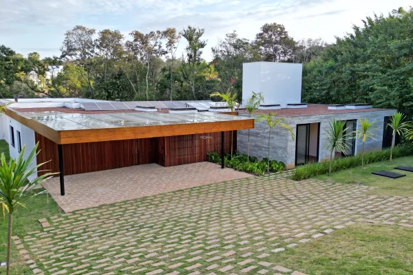 Casa contemporânea, que possui vista para a mata