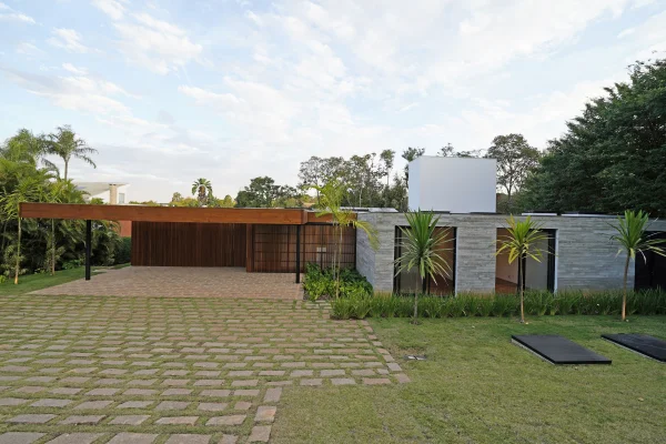 Casa contemporânea, que possui vista para a mata